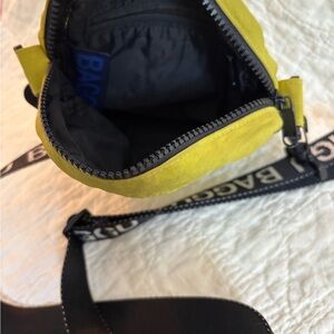 BAGGU Yellow Crossbody Bag Sporty Durable Design